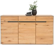 Frontale Ansicht eines modernen Sideboards aus hellem Holz mit schwarzen Griffen, dekoriert mit einem schwarzen Keramiktopf und Geschirr.