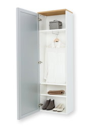 Offener weißer Kleiderschrank mit grauer Tür und Holzoberseite, innen mit Ablagefächern und Kleiderstange mit Hemd sowie Schuhen und Box; Perspektive: leicht schräg von vorn.