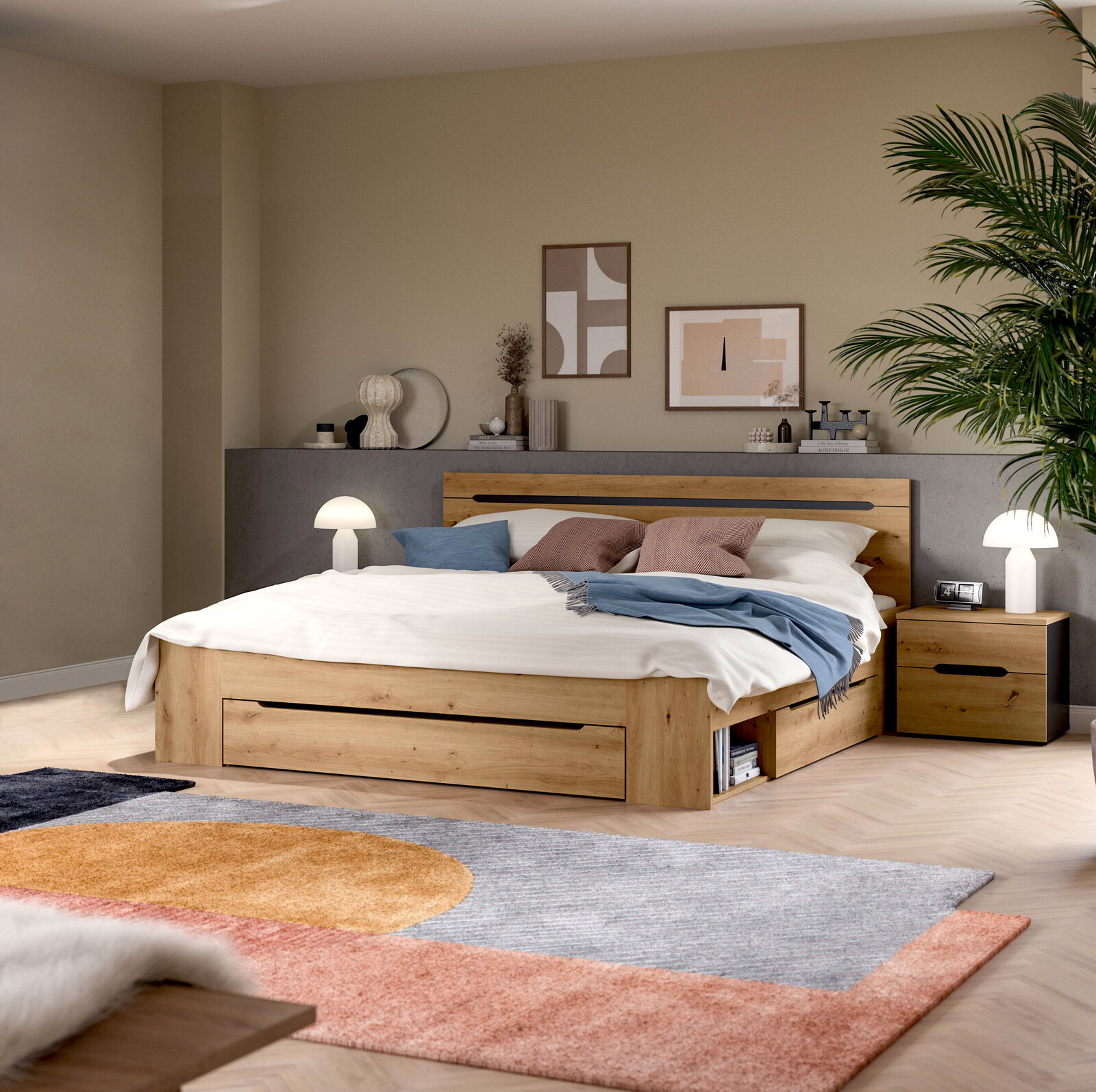 Modernes Holzbett in Eiche-Optik mit integriertem Stauraum und Schublade, weißer Bettwäsche und blauen Akzentkissen im Schlafzimmer; Perspektive: frontale Ansicht leicht von links auf das Bett