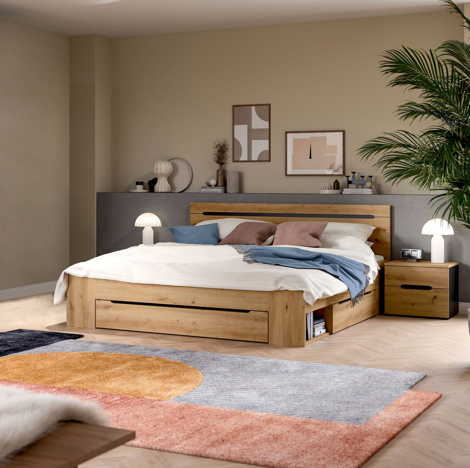Modernes Holzbett in Eiche-Optik mit integriertem Stauraum und Schublade, weißer Bettwäsche und blauen Akzentkissen im Schlafzimmer; Perspektive: frontale Ansicht leicht von links auf das Bett
