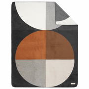 Jacquard Decke mit geometrischem Muster in Grau, Weiß, Orange und Braun, Draufsicht