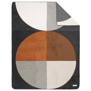 Jacquard Decke mit geometrischem Muster in Grau, Weiß, Orange und Braun, Draufsicht