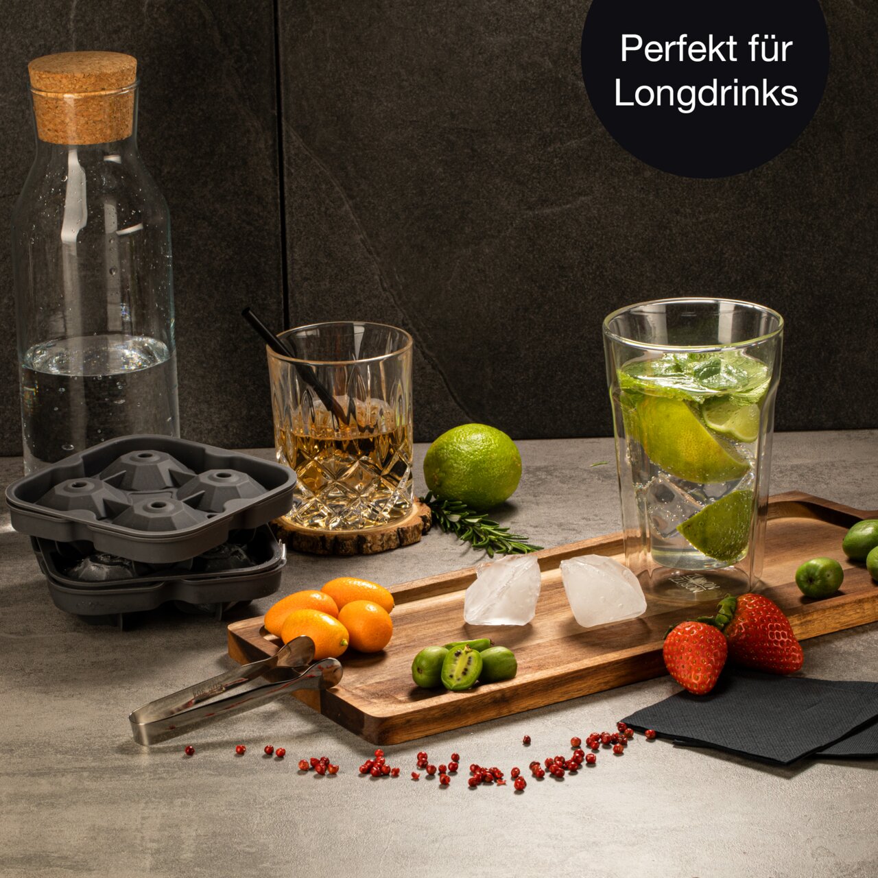 Een diamantvormige ijsblokjesvorm op een aanrechtblad, omringd door drankjes en fruit, gezien van voren.