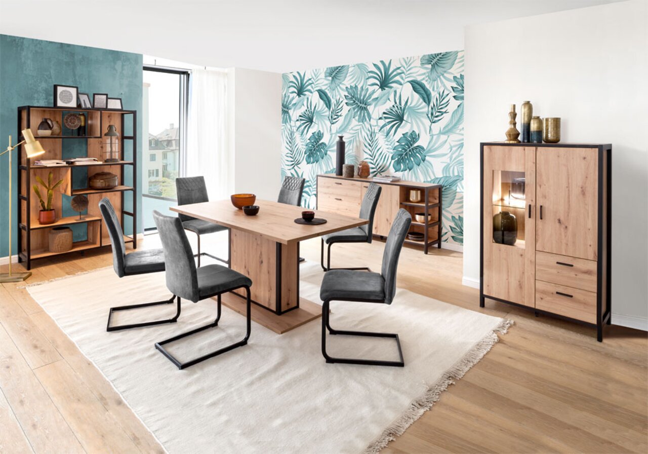 Moderner Schwingstuhl Ti'me Freischwinger AOSTE in einem stilvollen Esszimmer, seitliche Perspektive