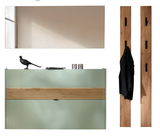 Garderoben-Set in Taupegrün mit Holzdetails, bestehend aus einem Spiegel, einer Kommode mit Dekoration und zwei Wandpaneelen mit Haken, frontal abgebildet.