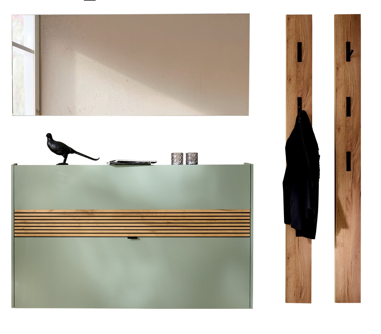 Garderoben-Set in Taupegrün mit Holzdetails, bestehend aus einem Spiegel, einer Kommode mit Dekoration und zwei Wandpaneelen mit Haken, frontal abgebildet.