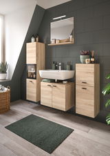 Moderner Waschbeckenunterschrank aus Holz in einem stilvoll eingerichteten Badezimmer, seitliche Perspektive