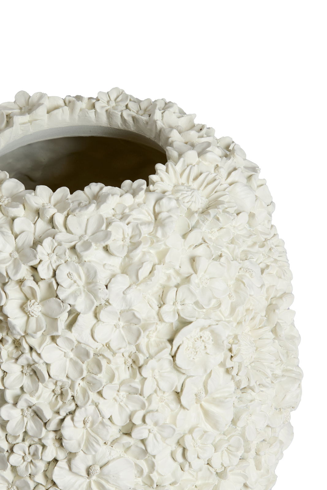 Nahaufnahme einer weißen Vase mit detailliertem Blumenrelief, von oben betrachtet.