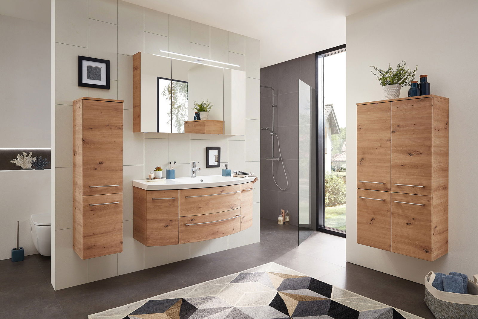 Moderner Badezimmer-Midischrank aus Holz in einem stilvollen Badezimmer, seitliche Perspektive.