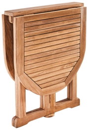 Zusammengeklappter Gartentisch aus Holz in seitlicher Perspektive