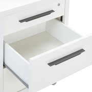 Weißer Rollcontainer mit zwei offenen Schubladen, seitliche Perspektive