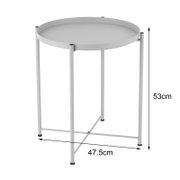 Runder, weißer Beistelltisch aus Metall mit Tablett-Tischplatte und vier schlanken Beinen, Höhe 53 cm und Durchmesser 47,5 cm, freigestellt in leichter Draufsicht/3-4-Perspektive von vorne.