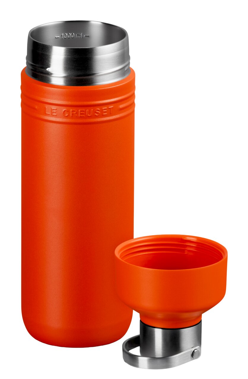 Ofenrote Trinkflasche 1L mit abgenommenem Deckel, seitliche Perspektive