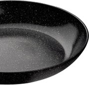Nahaufnahme einer schwarzen Bratpfanne mit 24 cm Durchmesser und gesprenkelter Antihaftbeschichtung.
