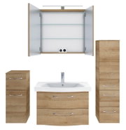 Badkamermeubelset in houtlook, bestaande uit een wastafelonderkast met twee lades, een hoge kast met meerdere vakken, een kleinere kast en een spiegelkast met ingebouwde verlichting, hier afgebeeld in vooraanzicht.