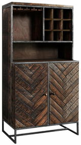 Barschrank aus Holz mit Fischgrätenmuster, offene Regale und Flaschenhalter, frontale Ansicht