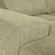 Nahaufnahme einer grünen Sofaecke mit texturierter Stoffoberfläche, Perspektive von der Seite