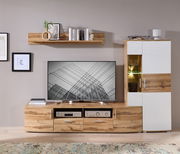 Wohnwand in Holzoptik mit TV, Regalen und Schrank, frontal betrachtet