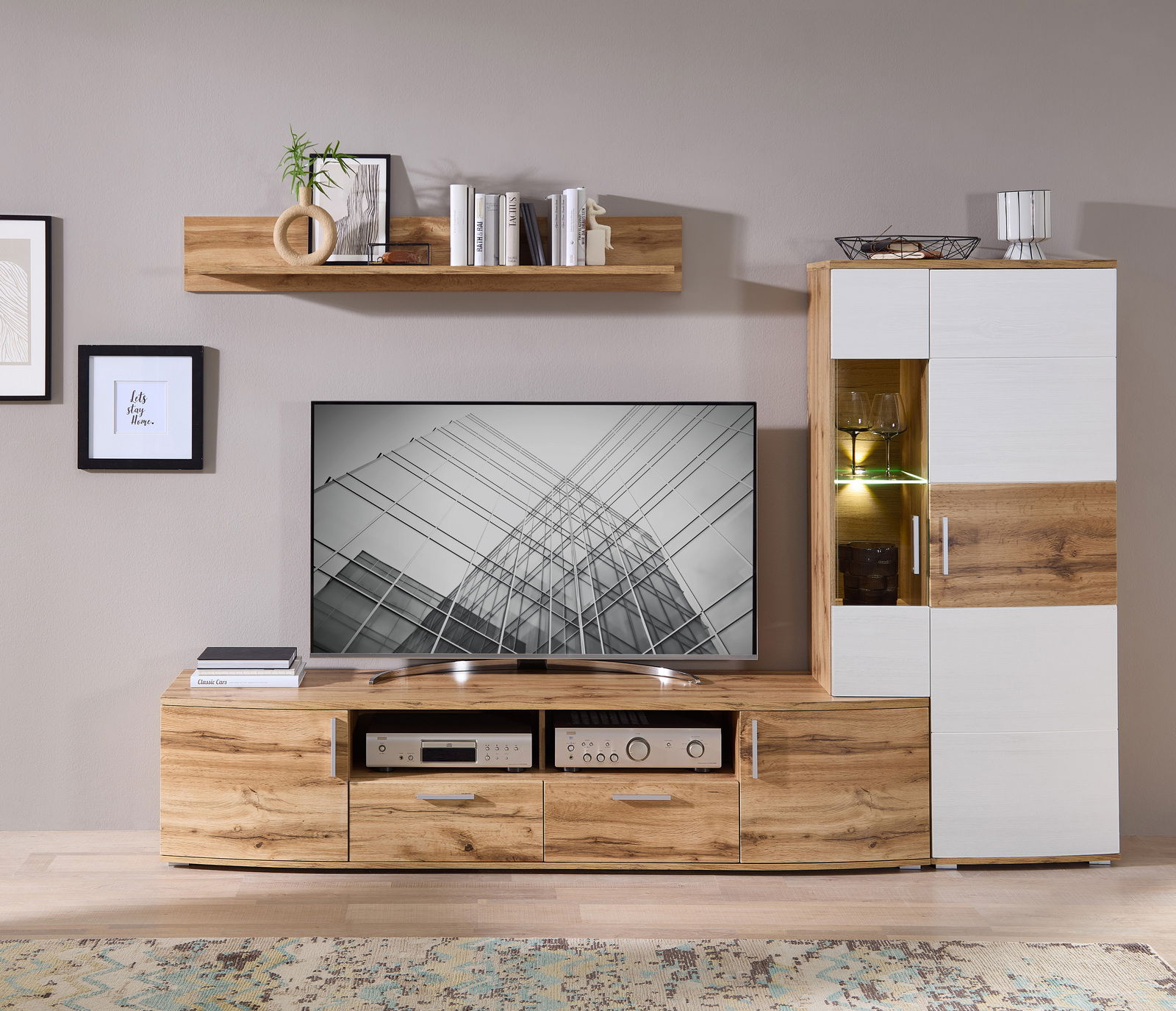 Wohnwand in Holzoptik mit TV, Regalen und Schrank, frontal betrachtet