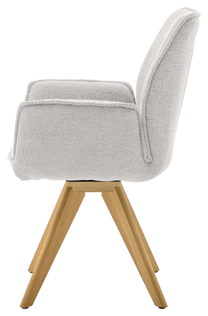 Seitenansicht eines modernen Armlehnstuhls mit hellgrauem Stoffbezug und Holzbeinen.