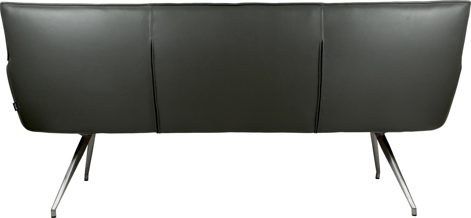 Rückansicht eines modernen schwarzen Ledersofas mit dreigeteilter Rückenlehne und schrägen Metallbeinen vor weißem Hintergrund