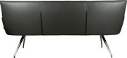 Rückansicht eines modernen schwarzen Ledersofas mit dreigeteilter Rückenlehne und schrägen Metallbeinen vor weißem Hintergrund
