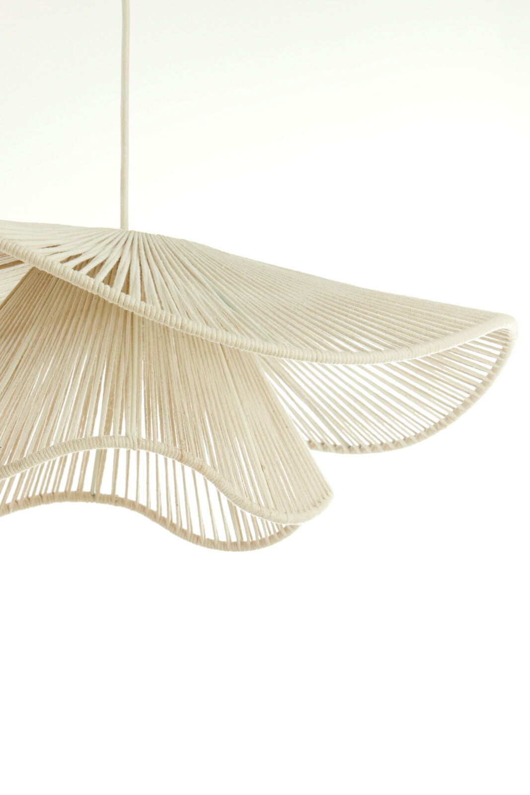 Nahaufnahme einer eleganten Hängeleuchte mit wellenförmigem, geflochtenem Design in natürlichem Beige.