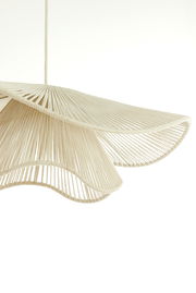 Nahaufnahme einer eleganten Hängeleuchte mit wellenförmigem, geflochtenem Design in natürlichem Beige.