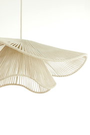 Nahaufnahme einer eleganten Hängeleuchte mit wellenförmigem, geflochtenem Design in natürlichem Beige.