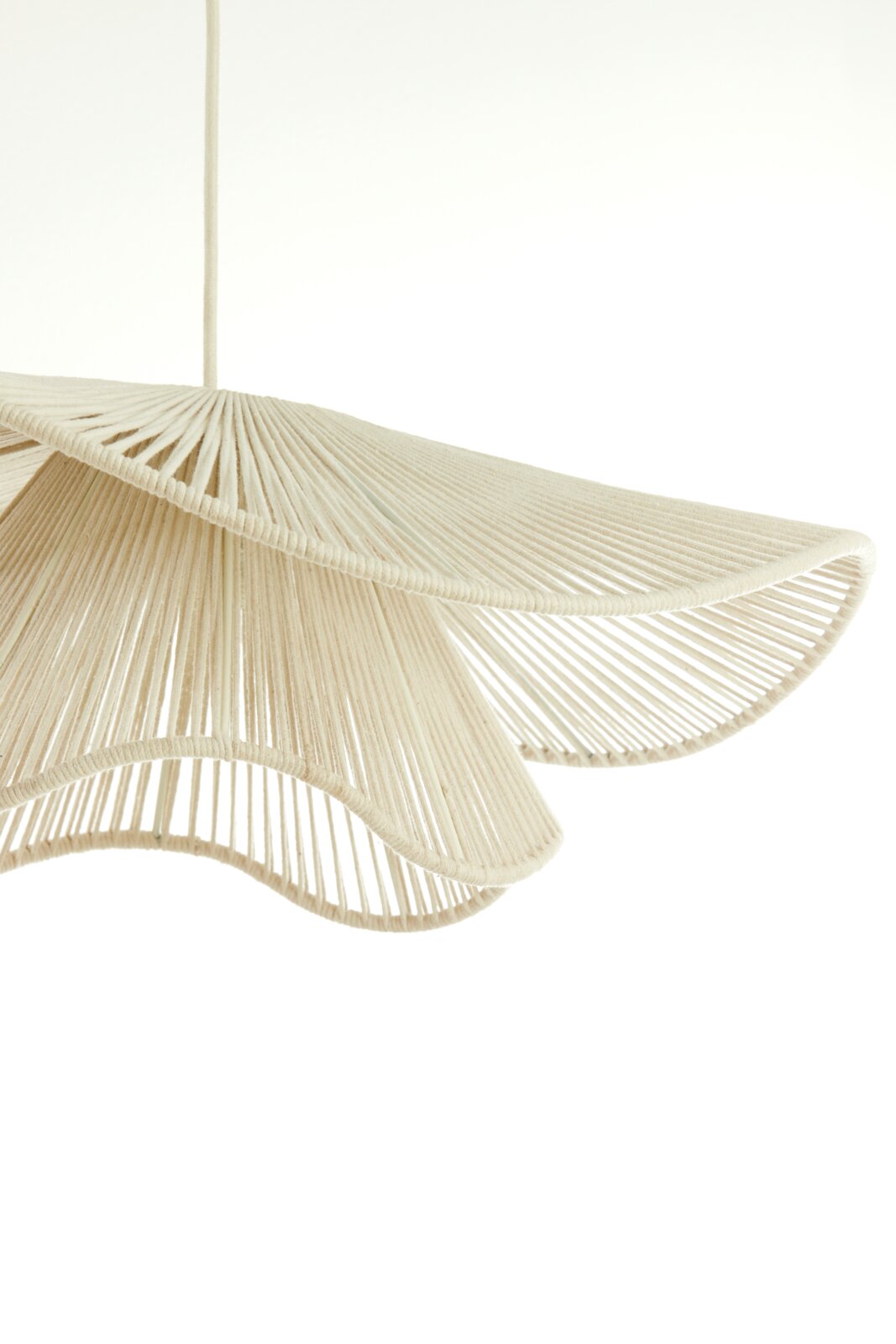 Nahaufnahme einer eleganten Hängeleuchte mit wellenförmigem, geflochtenem Design in natürlichem Beige.