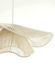 Nahaufnahme einer eleganten Hängeleuchte mit wellenförmigem, geflochtenem Design in natürlichem Beige.