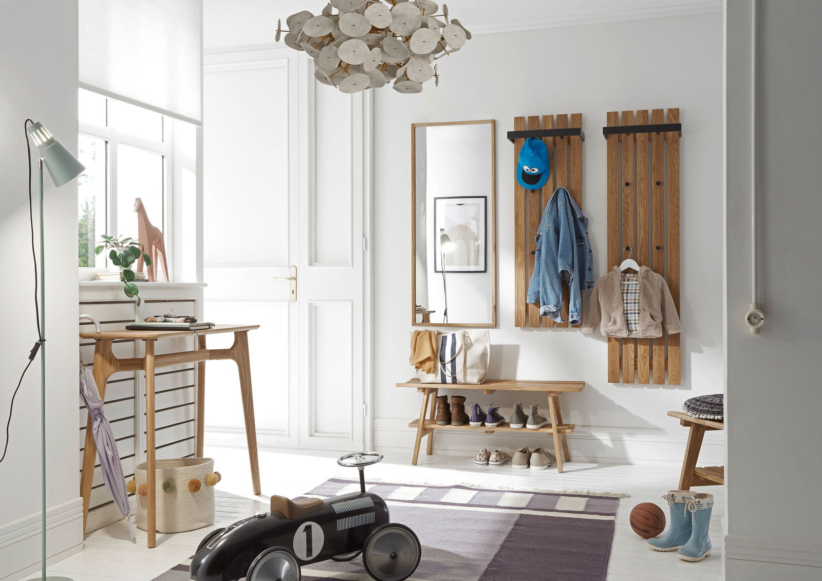 Linea Natura Garderobenbank 100cm BANTRY Moderner Eingangsbereich mit Garderobenbank und Garderobenpaneel aus Holz, seitliche Perspektive.