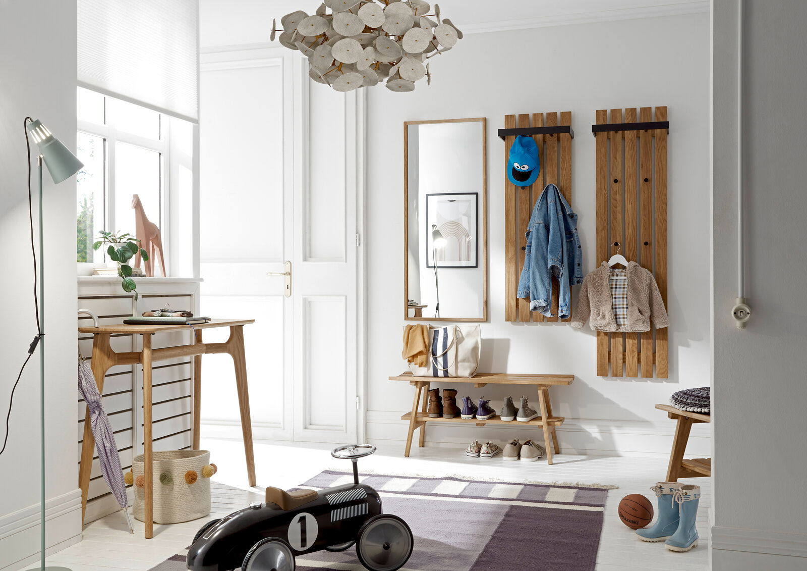 Linea Natura Garderobenbank 100cm BANTRY Moderner Eingangsbereich mit Garderobenbank und Garderobenpaneel aus Holz, seitliche Perspektive.