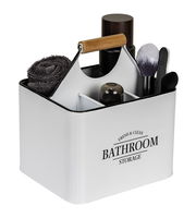 Weiße Badbox mit 4 Fächern, gefüllt mit Badutensilien wie Handtuch, Flaschen und Bürsten, aus schräger Perspektive.