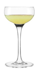 Likörschale Cheers aus Glas, gefüllt mit gelber Flüssigkeit, seitliche Ansicht