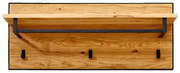Garderobenpaneel aus Holz mit drei schwarzen Haken und einer Ablage, Ansicht von vorne.
