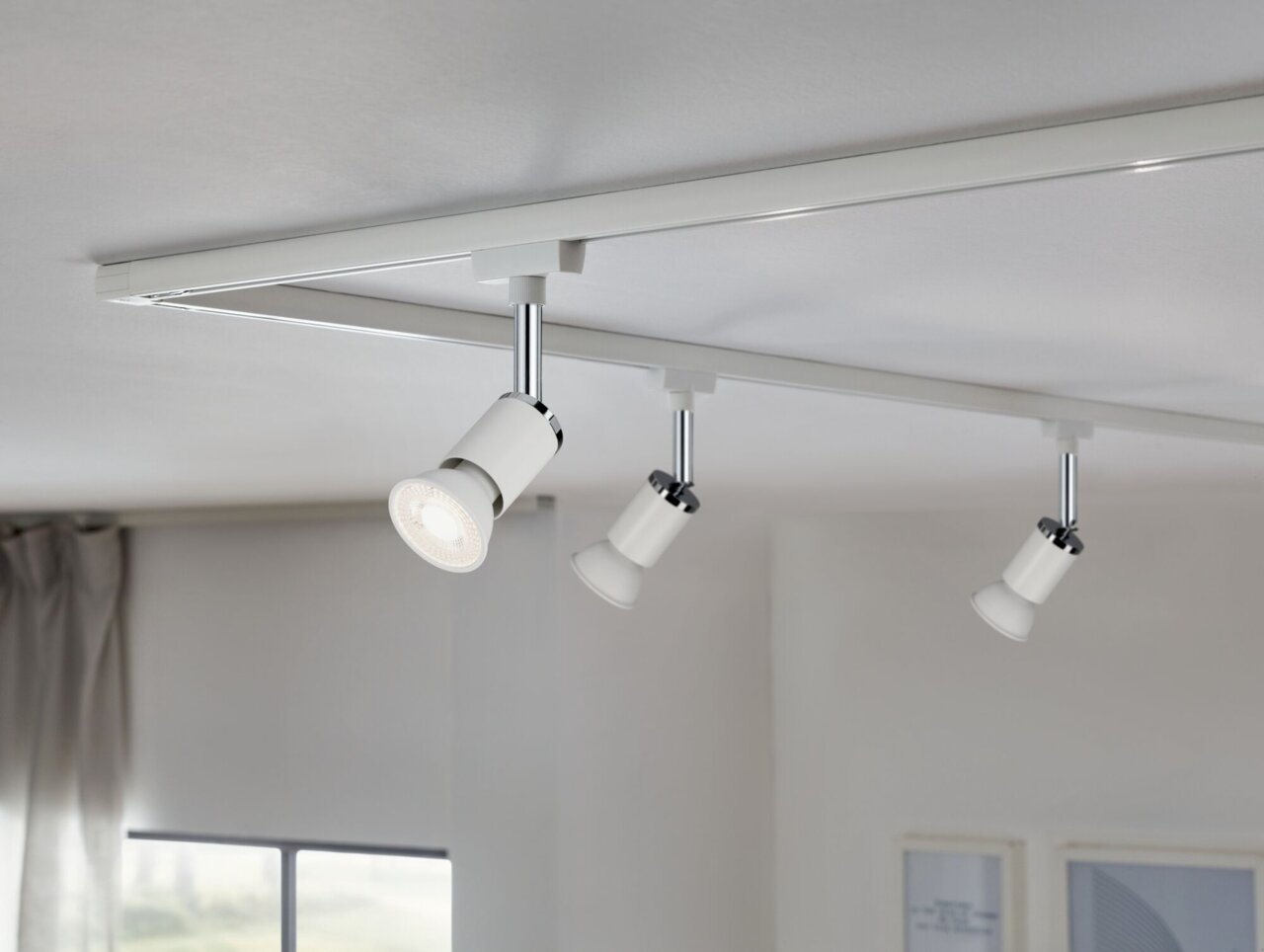 LED-Leuchtmittel in einer modernen Deckenleuchte, seitliche Perspektive