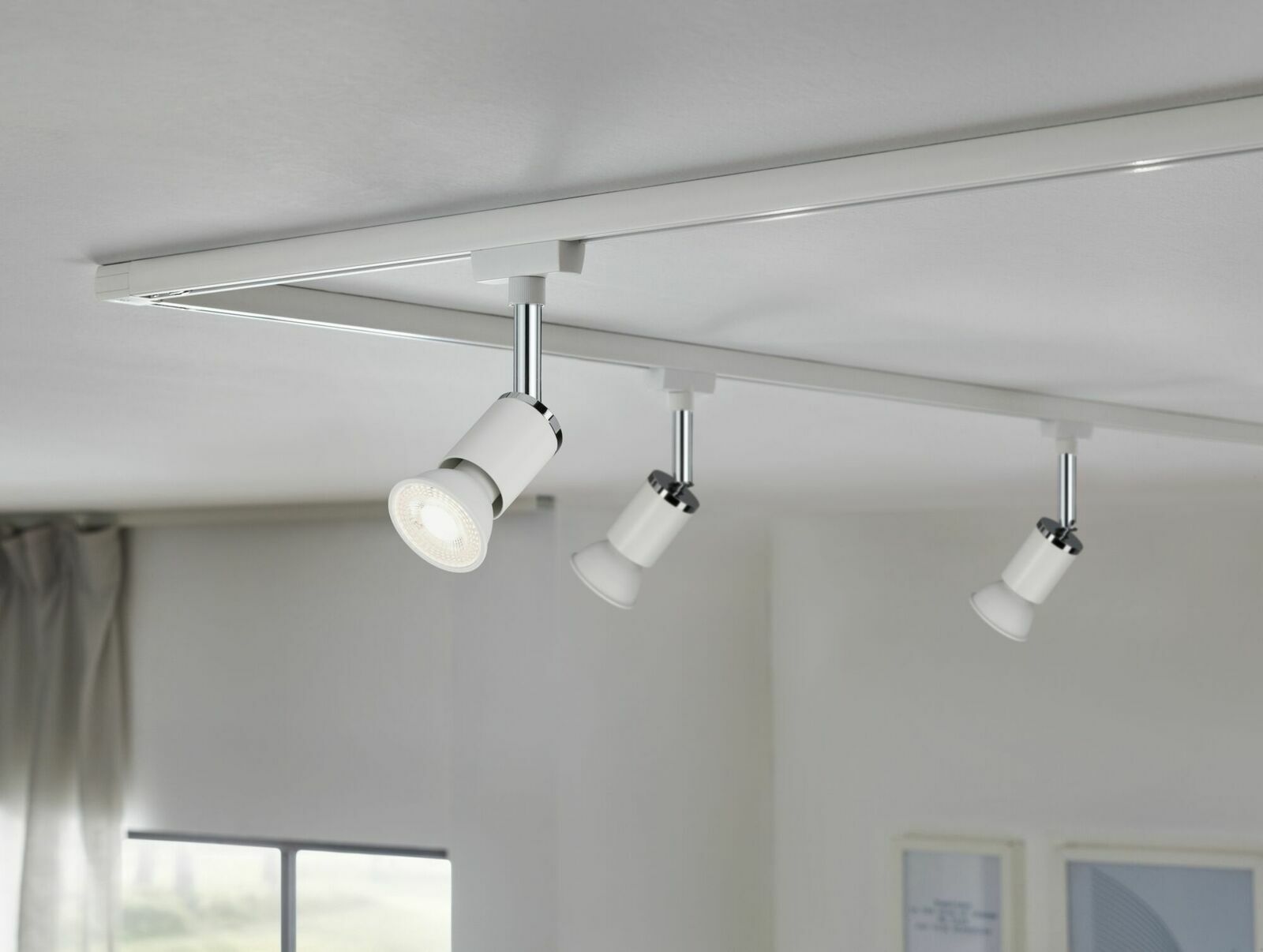 LED-Leuchtmittel in einer modernen Deckenleuchte, seitliche Perspektive