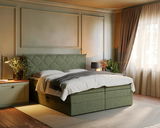 Grünes Boxspringbett in einem elegant eingerichteten Schlafzimmer, seitliche Perspektive