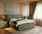 Grünes Boxspringbett in einem elegant eingerichteten Schlafzimmer, seitliche Perspektive