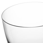 Nahaufnahme eines transparenten Bechers aus Glas, Ansicht von oben