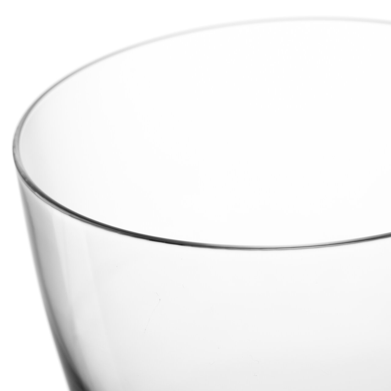 Nahaufnahme eines transparenten Bechers aus Glas, Ansicht von oben
