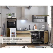 Moderne Küchenzeile mit Holzfronten, offenem Kühlschrank und Geschirrspüler, fotografiert aus frontaler Perspektive.