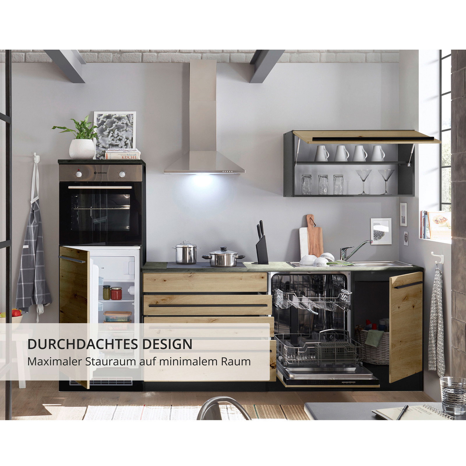 Moderne Küchenzeile mit Holzfronten, offenem Kühlschrank und Geschirrspüler, fotografiert aus frontaler Perspektive.