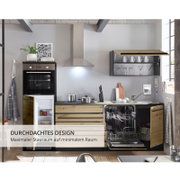 Moderne Küchenzeile mit Holzfronten, offenem Kühlschrank und Geschirrspüler, fotografiert aus frontaler Perspektive.