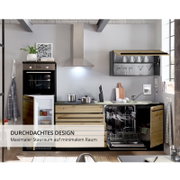 Moderne Küchenzeile mit Holzfronten, offenem Kühlschrank und Geschirrspüler, fotografiert aus frontaler Perspektive.