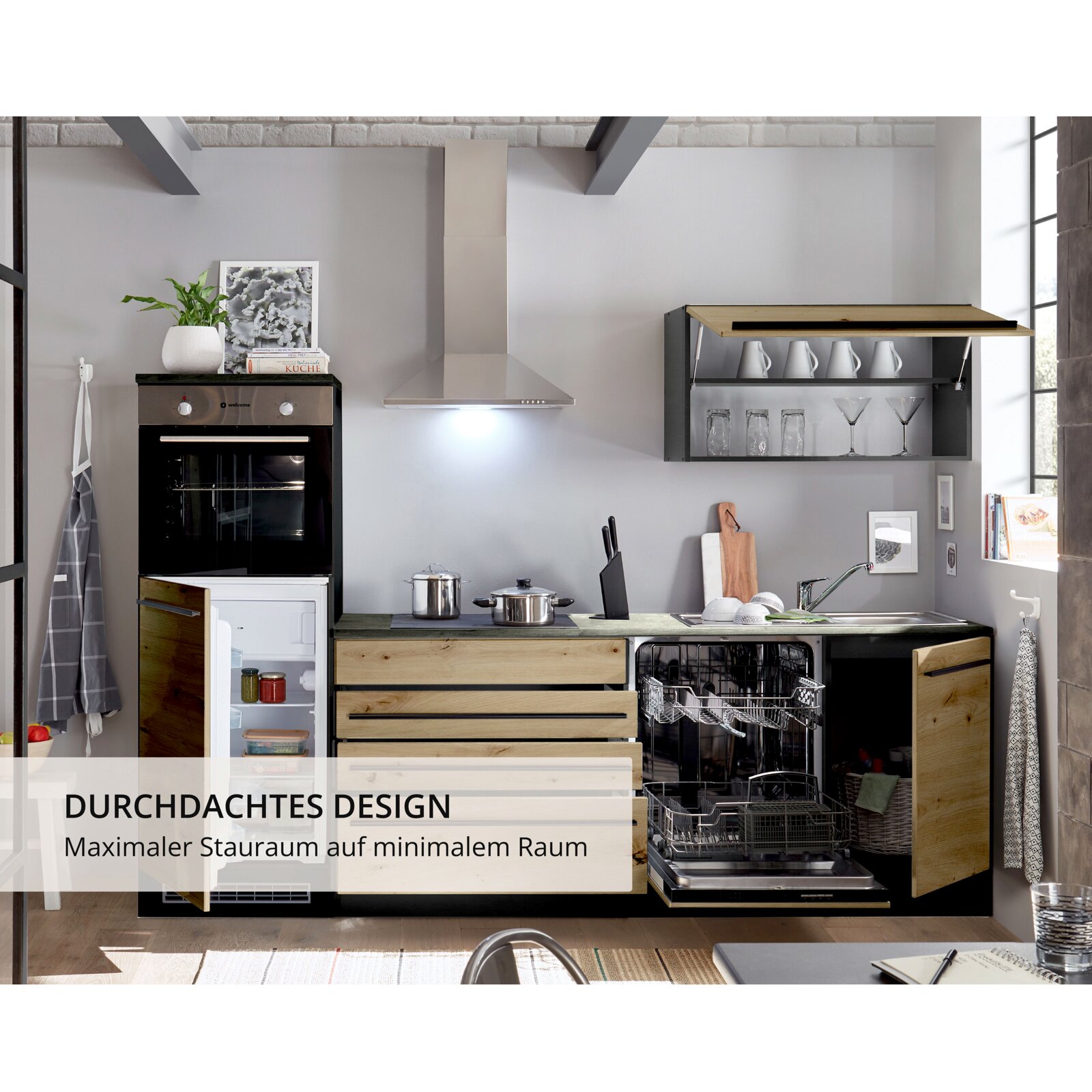 Moderne Küchenzeile mit Holzfronten, offenem Kühlschrank und Geschirrspüler, fotografiert aus frontaler Perspektive.