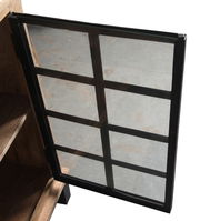 Geöffnete Glastür eines Sideboards mit Metallrahmen, seitliche Perspektive