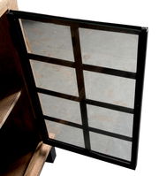 Geöffnete Glastür eines Sideboards mit Metallrahmen, seitliche Perspektive