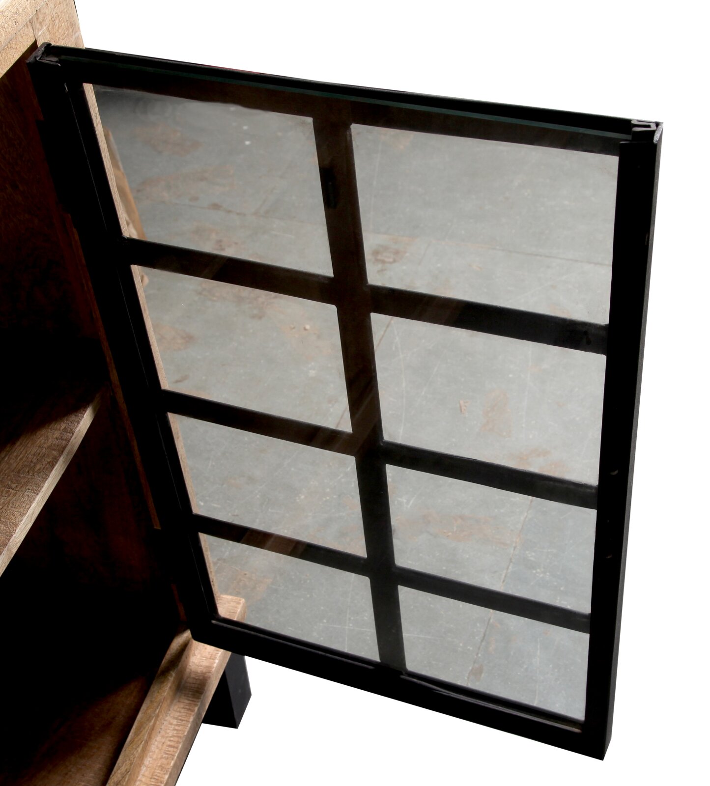 Geopende glazen deur van een dressoir met metalen frame, zijaanzicht